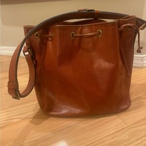 Louis vuttion epi bucket bag